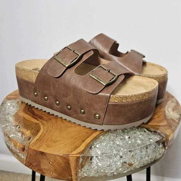 New! Corkys Brown Platform Flatform Sandals - Picture 2 of 3